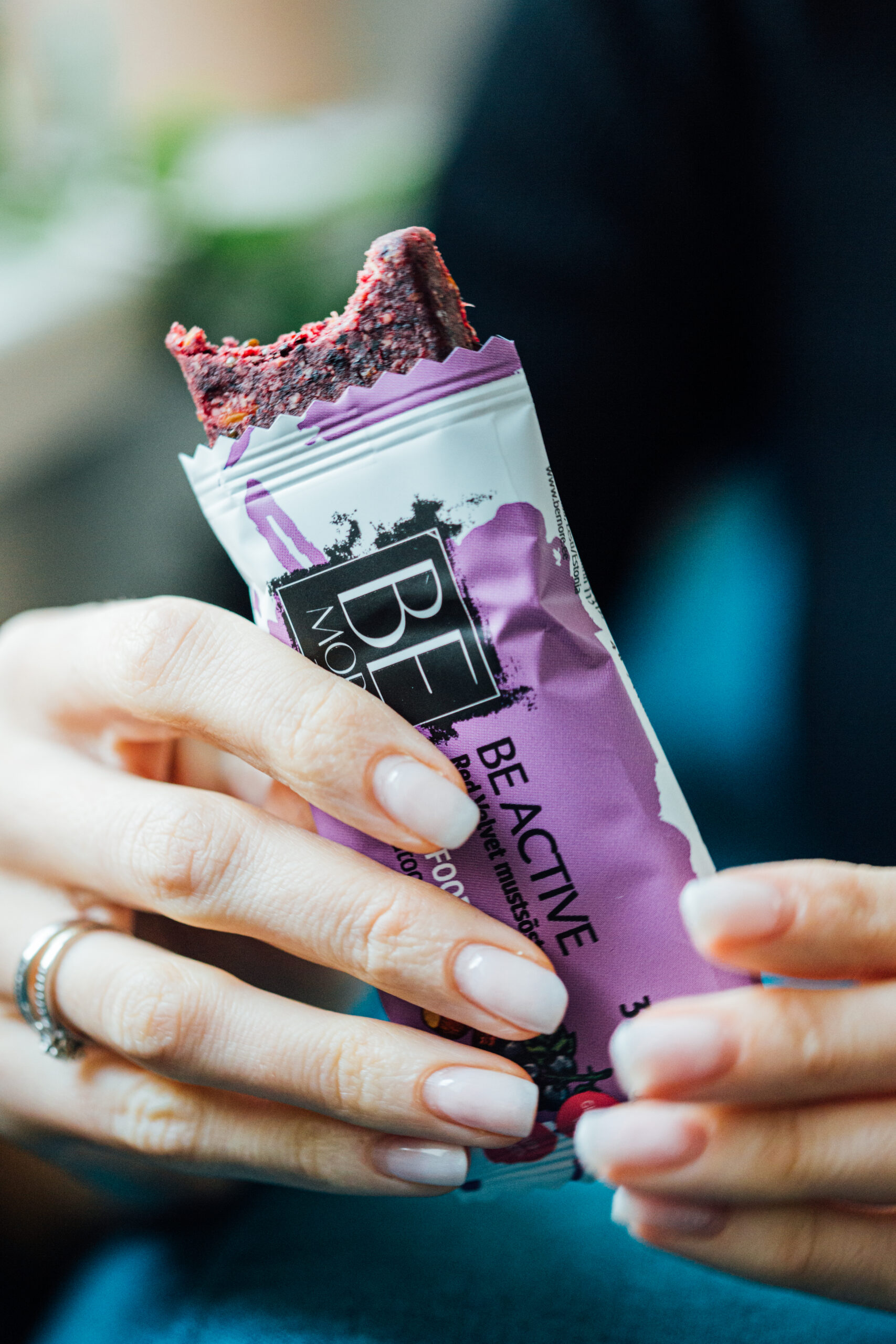 Be Active Red Velvet musta sõstra-mandli toorbatoon - 16tk