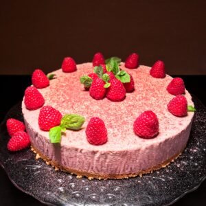 Supertoitudega laetud küpsetamata toorjuustukook